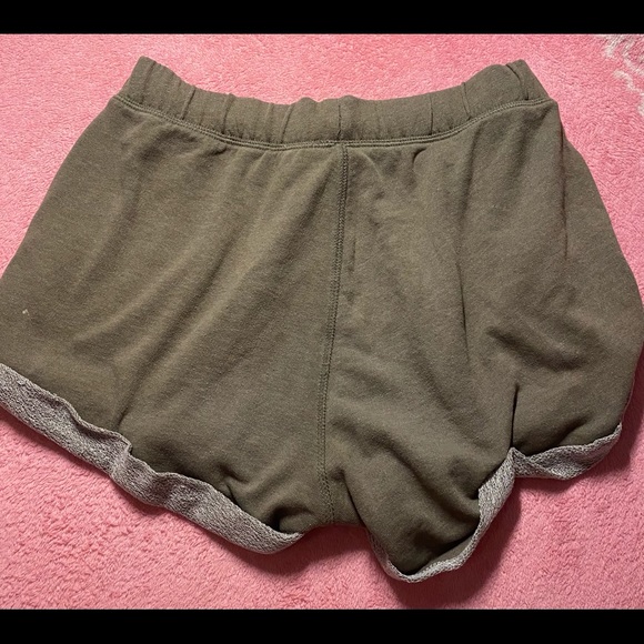 H&M dark green shorts - Picture 2 of 3